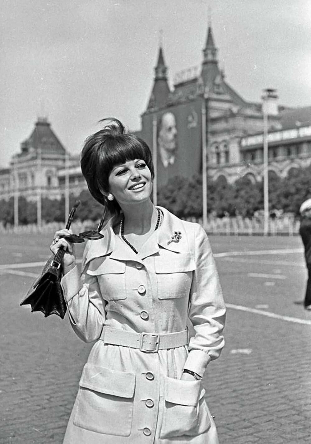Жены 80х. Клаудиа Кардинале на красной площади. Клаудия Кардинале в Москве. Клаудиа Кардинале в Москве в 1967 году.