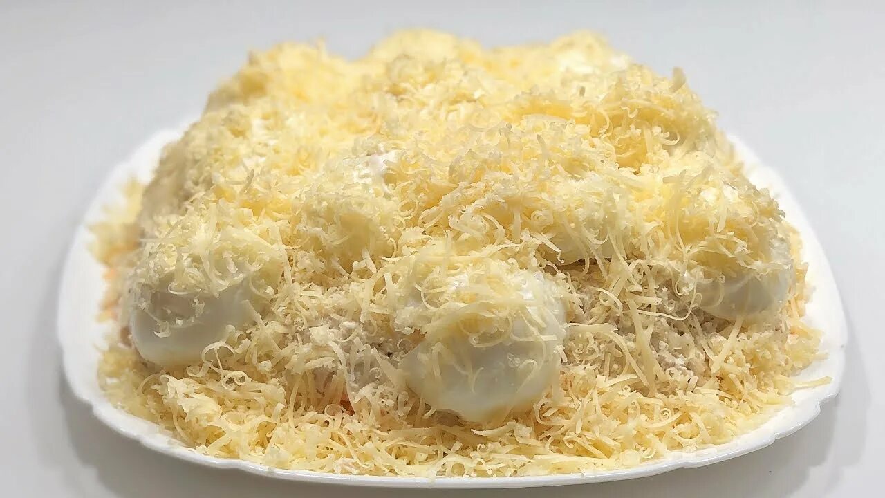 Снежные сугробы с курицей и грибами. Салат снежные сугробы. салат сугробы на праздничный стол. салат сугробы с консервой. салат снежные сугробы с курицей.