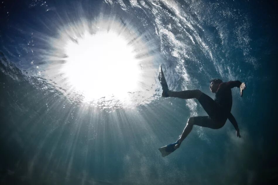 Подводная фотосессия. Фотосессия под водой. Вода и человек. Человек, падающий втводу.