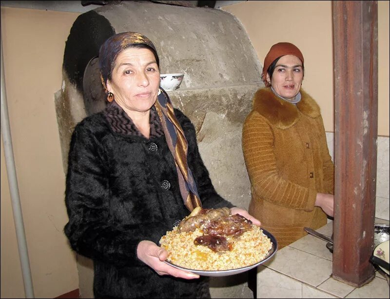 Как теперь относится к таджикам. Таджикская семья. Большая таджикская семья. Семейка таджиков. Таджикская семья фото.