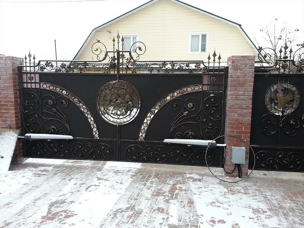 Ворота в нижнем новгороде в соборе. Святые врата ленинское. Секционные ворота нижний новгород. Ковка 3d. Секционные ворота rsd02 doorhan.