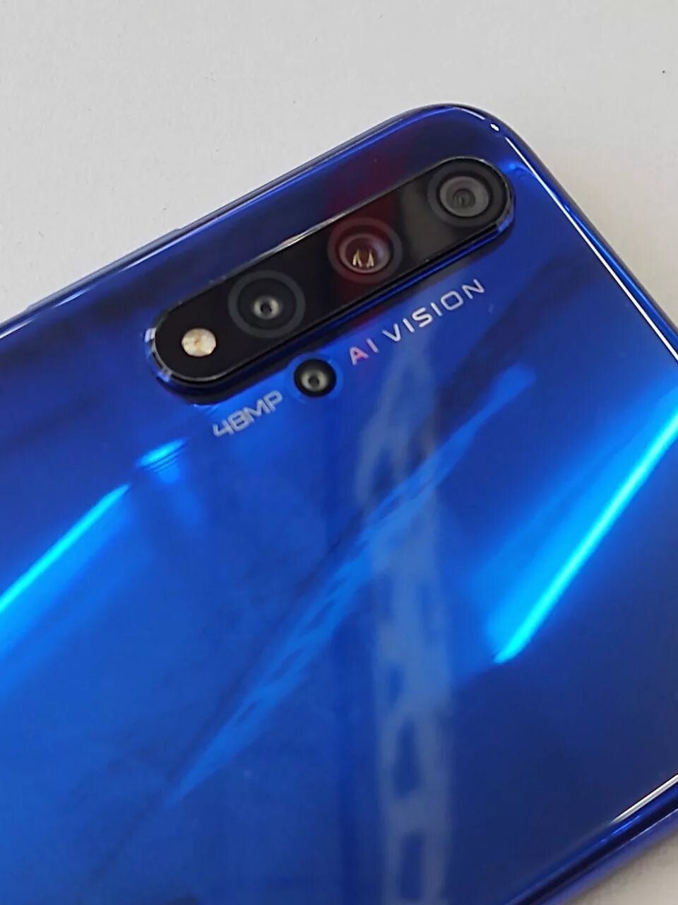 Смартфон камера посередине. Xiaomi 3 камеры. Смартфон с горизонтальной камерой. Huawei p20 pro. Телефон с вертикальной камерой.