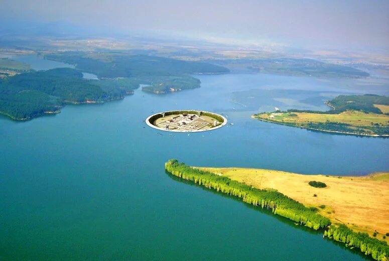 Озеро в центре острова. Копринка Болгария. Атанасовское озеро Болгария. Фракийский город Севтополис. Доспат озеро.