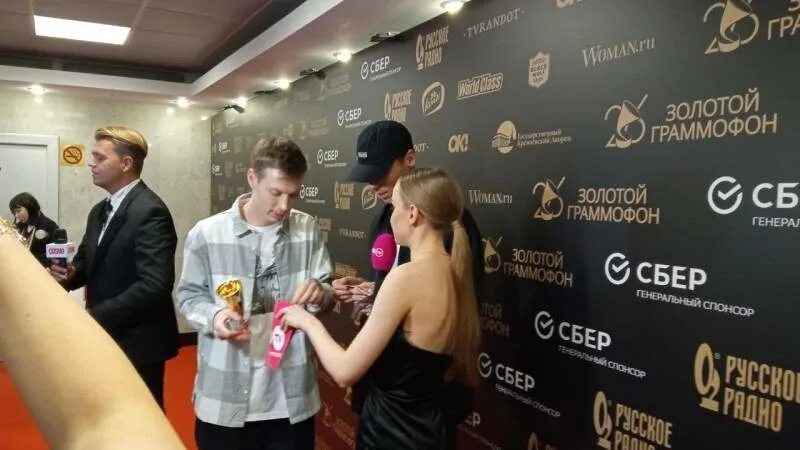 Граммофон вручение. Dabro золотой граммофон. вручает награду золотой граммофон. золотой граммофон 2025 фото награды. филатов и керос чилить золотой граммофон фото.
