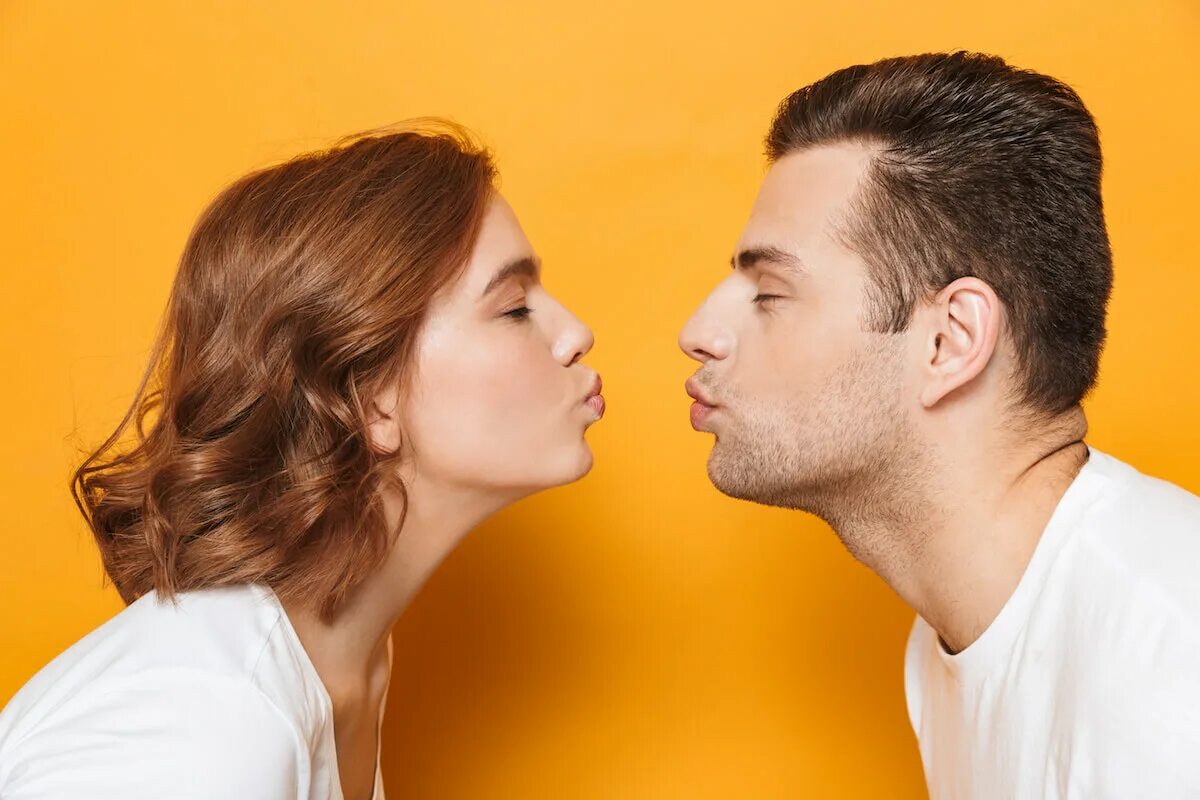 После поцелуя появляется. Ученые выяснили, в каком возрасте люди счастливее всего.
