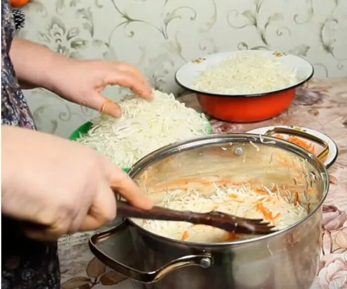 Заквасить капусту быстро и вкусно в кастрюле. Капуста квашеная в кастрюле. кастрюля для квашения капусты. ингредиенты для квашения капусты. закваска для квашения капусты.