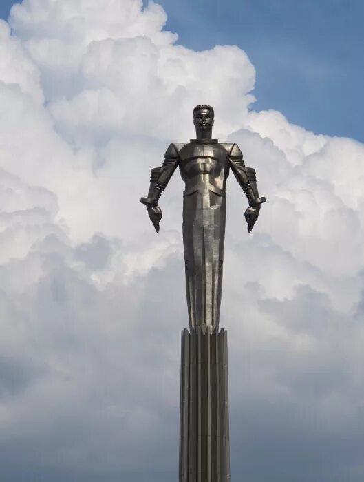 Юрий гагарин памятник на ленинском проспекте. Памятник гагарину на фоне труб. Юрий гагарин памятник. Памятники бюст юрию гагарину. Памятник юрия гагарина в москве.