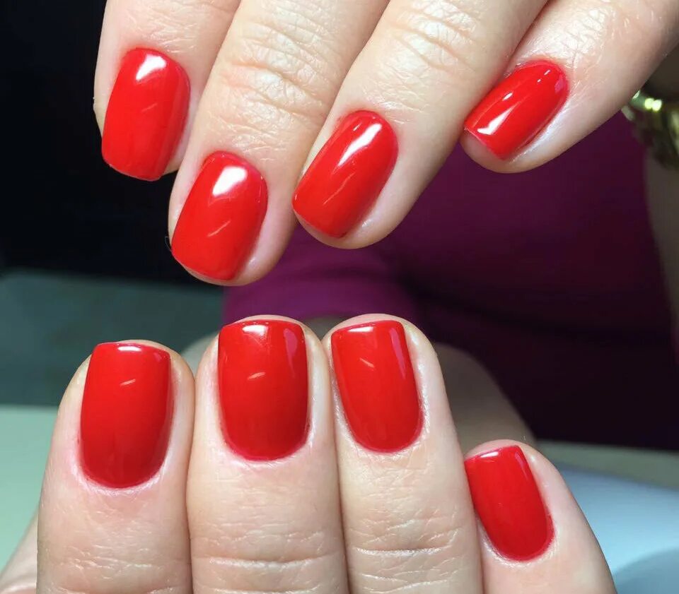 маникюр кошачий глаз красный. наращивание ногтей красные. маникюр с красным лаком. гель лак покрытие красный. гель лак покрытие красный.