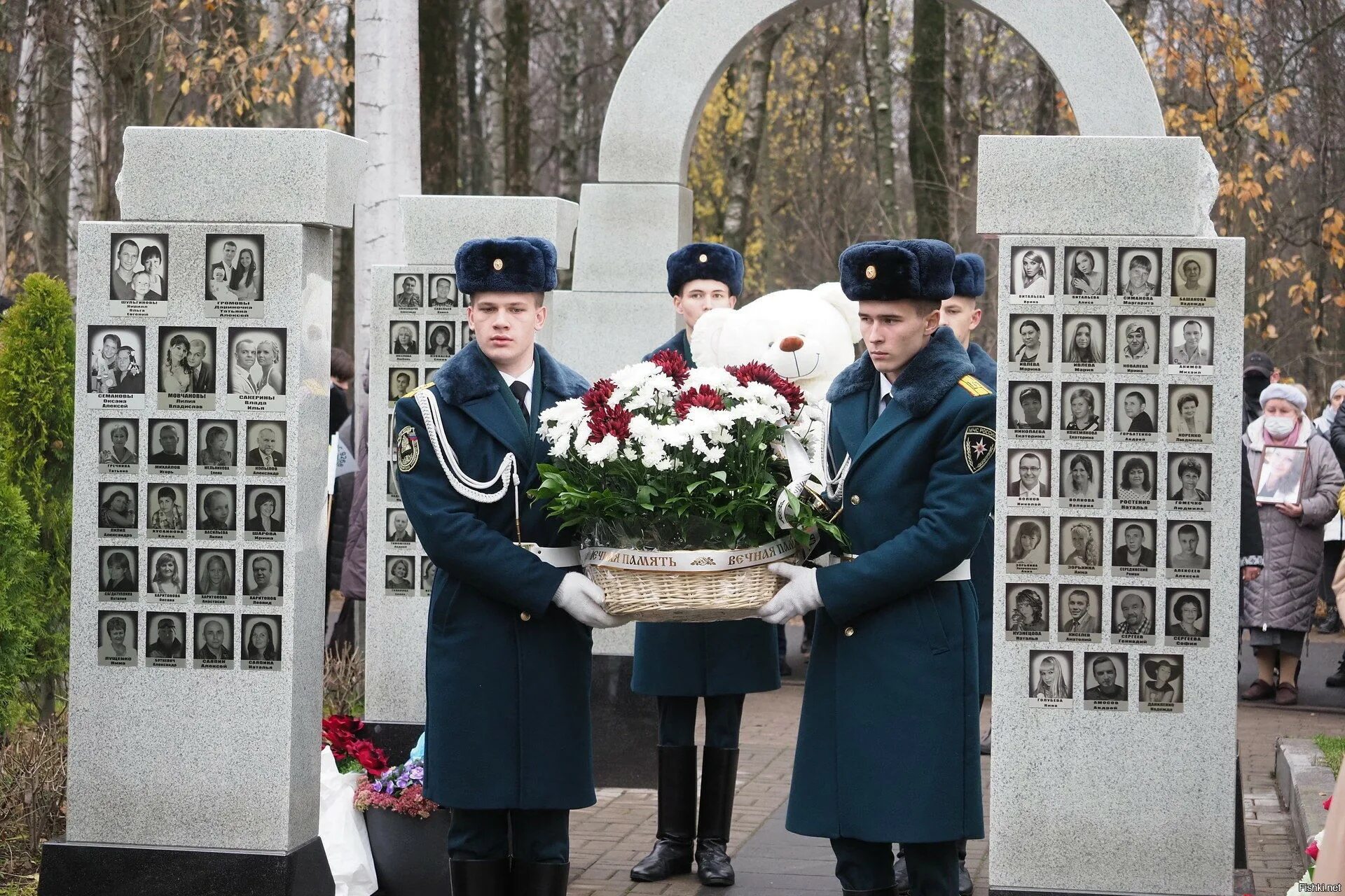 1 октября 2015 года. Мемориал в Петербурге жертвам над Синайским полуостровом. Серафимовское кладбище в Санкт-Петербурге а 321. Серафимовское кладбище в Санкт-Петербурге мемориал. Серафимовское кладбище памятник авиакатастрофа.