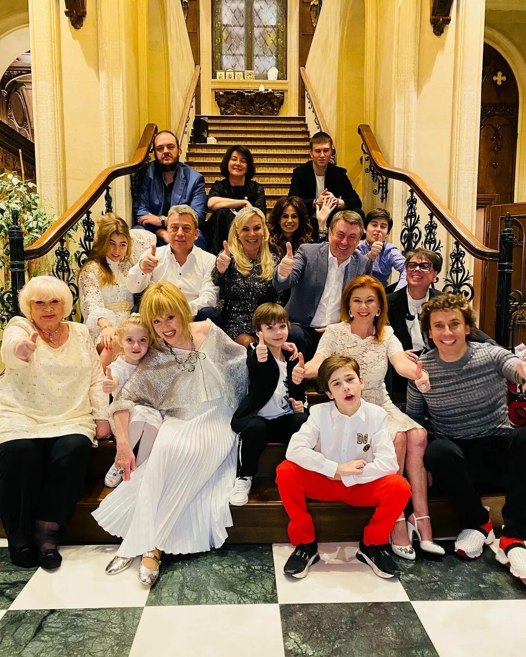 Пугачева на день рождения ивлеевой насти 2021. Пугачева вечеринка. Пугачева вечеринка. Пугачева у ивлеевой на день рождение. Пугачева на день рождения ивлеевой насти 2021.