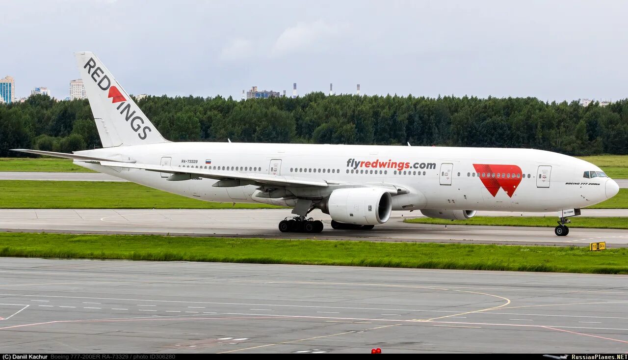 Red wings boeing 777. 777-200er Red Wings. Боинг 777 200 ред Вингс. Boeing 777 ред Вингс. Red Wings самолет 777-200.