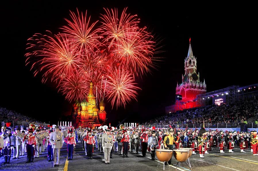 Спасская башня Кремля салют. Салют на красной площади 9 мая. Спасская башня салют 1945 год. Спасская башня парад Победы. Праздничный салют победы