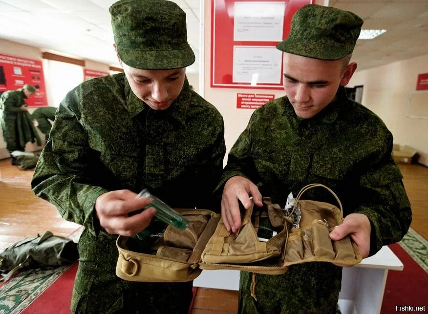 Военный пункт. Солдаты на призывном пункте. Выдача обмундирования в армии. Форма новобранцев в армию. Форма для солдат срочников.