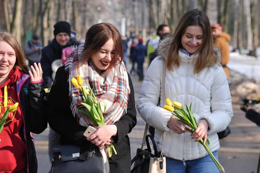 Жен сегодня. Празднование 8 марта. Женский день. С 8 марта женщине. Празднование дня 8 марта.