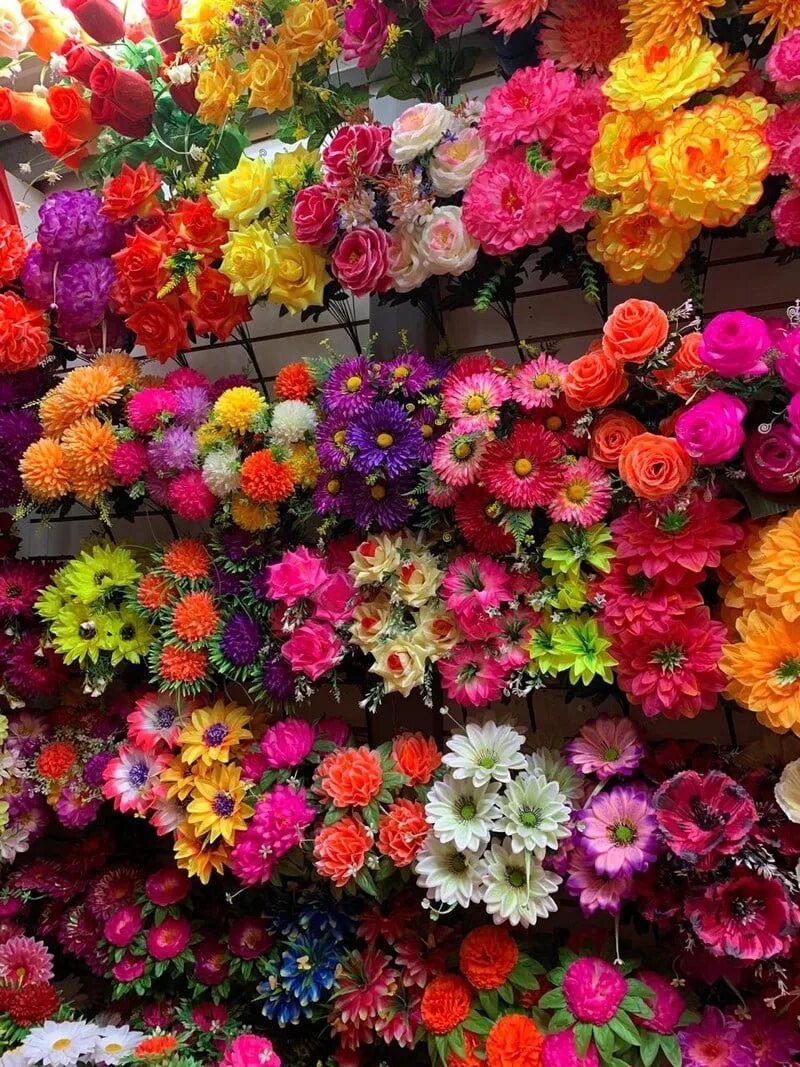 Где купить недорогие искусственные цветы. Искусственные цветы. Цветочки много. Букет разных цветов. Цветочки искусственные.