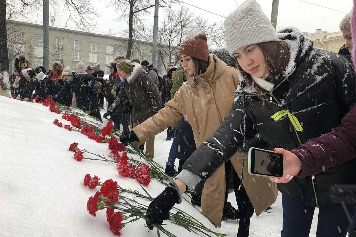 Дни блокады в январе. 27 Января. 27 Января праздник. Цветы в честь освобождения блокады. 27 Января фото.