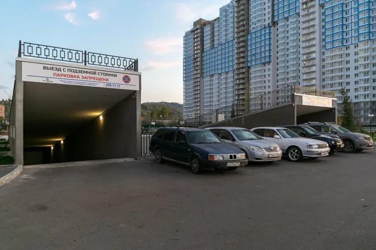 Парковка на маерчака красноярск фото. Подземный паркинг в новостройке. Автостоянки красноярск. Парковка фото. Автостоянки красноярск.