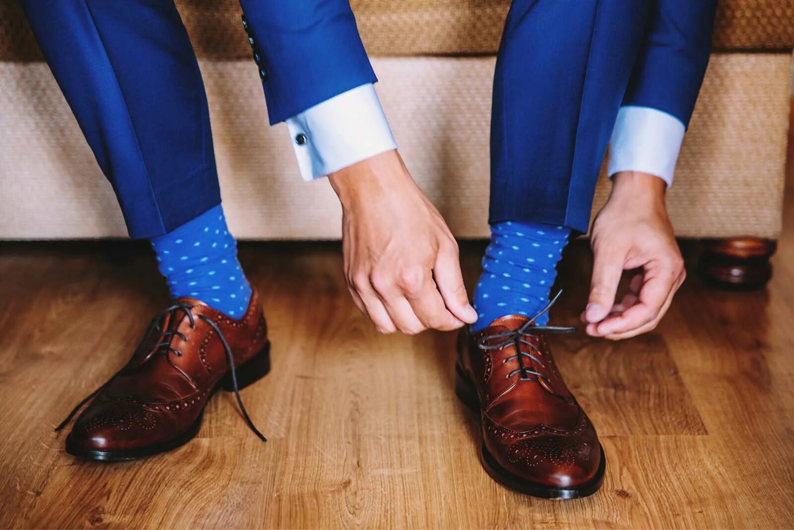 Человек надевает обувь. Цветные носки мужские. Цветные носки мужские под костюм. Мужские носки с туфлями. Цветные носки с костюмом.