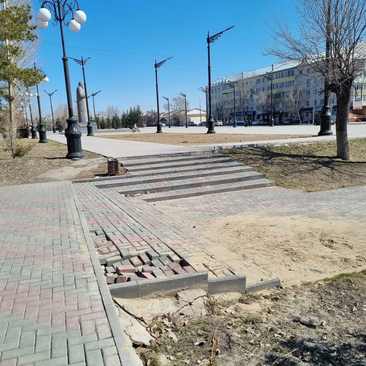 Площадь Абая семей. Уральск площадь Абая. В Семее засушили сквер им Абая фото. Семей айнасы.