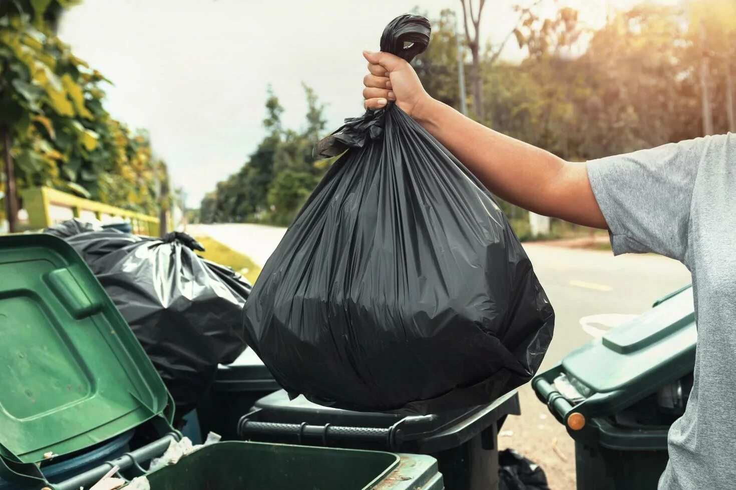 Don t pick up the trash. Мусорные мешки с мусором. Пакет с мусором.