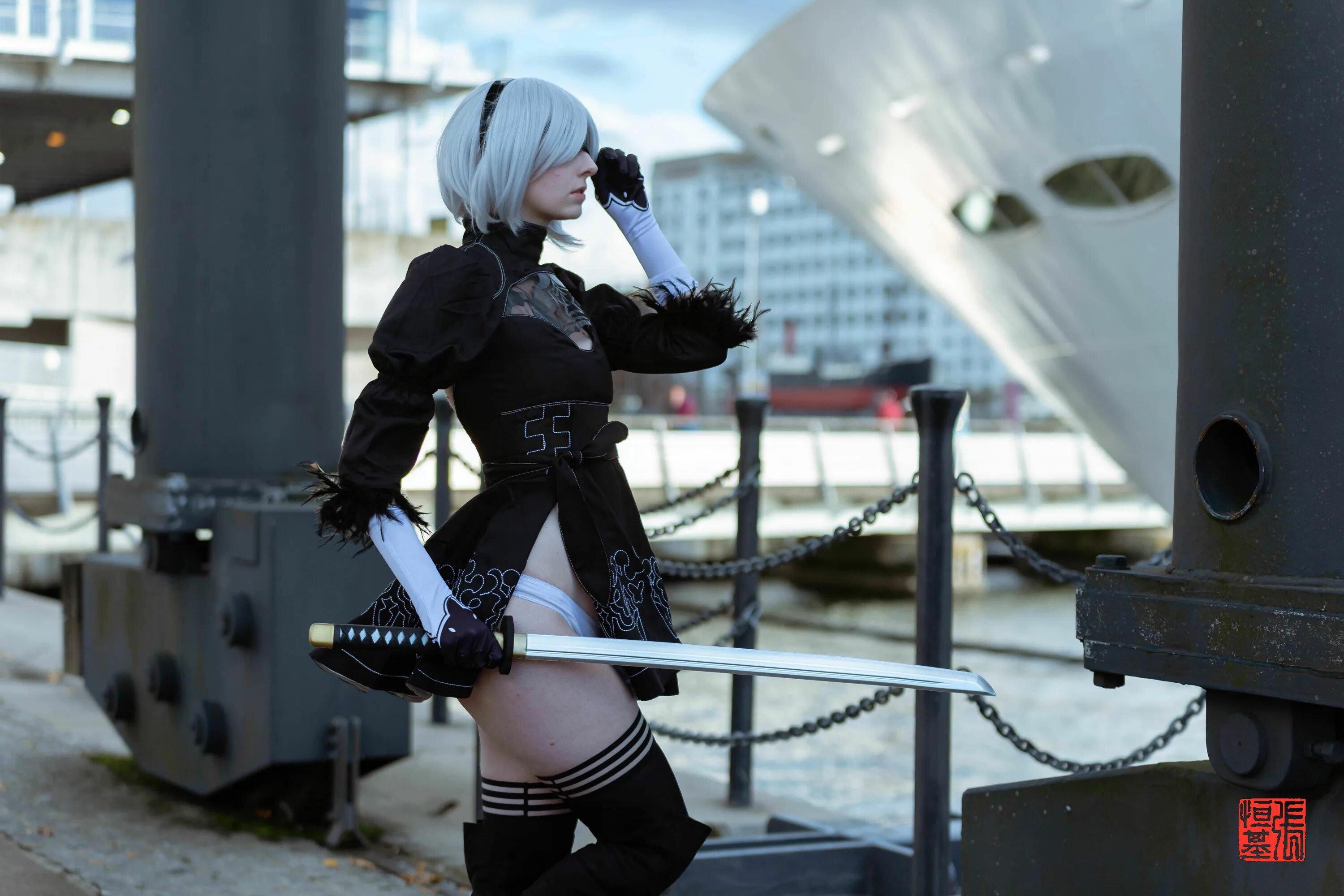 2b automata 18. NIER Automata 2b косплей. 2b косплей от Хейли Валентайн. NIER Automata 2b +18 косплей. Ниер автомата 2b 18 Зайка.