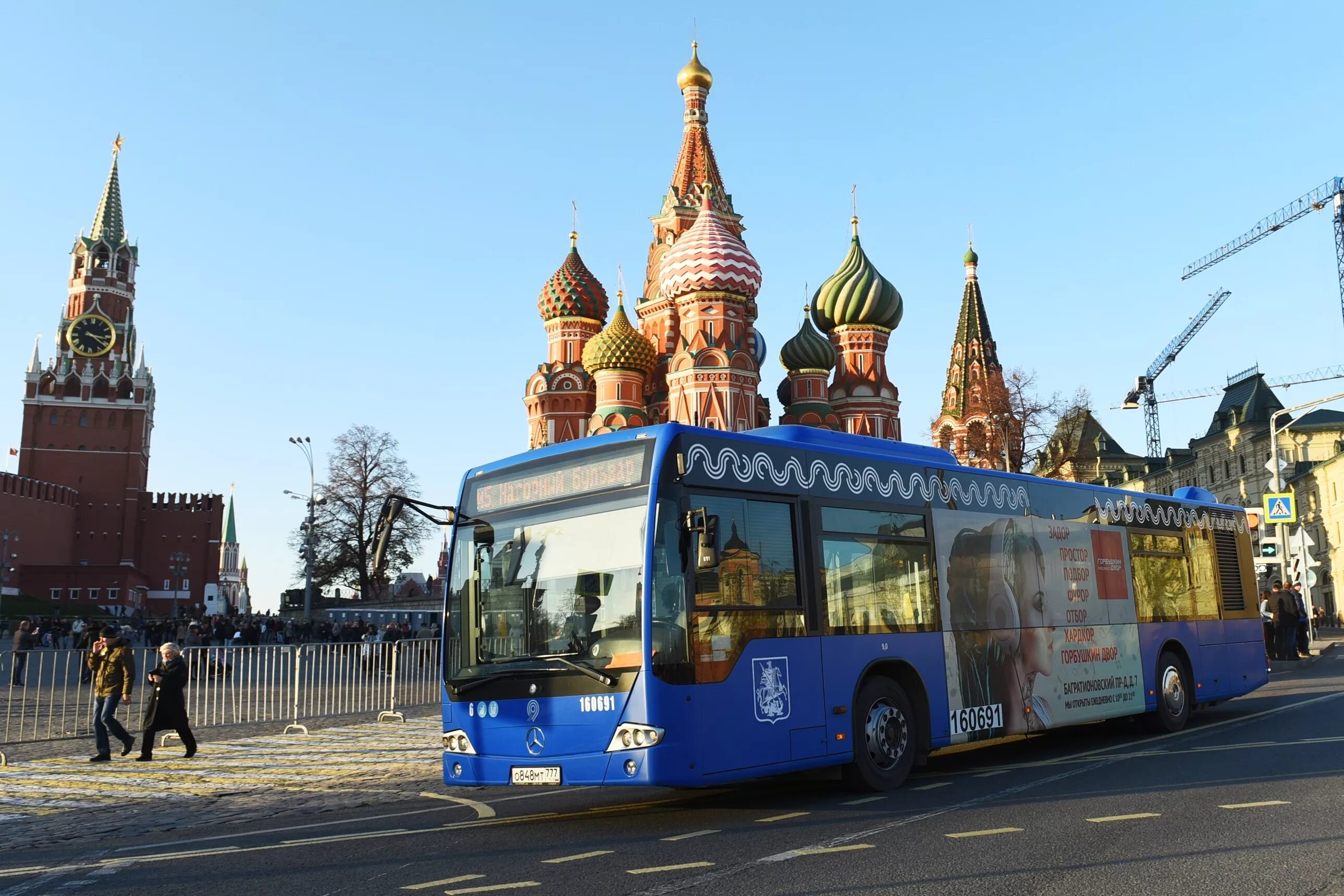 Единый транспорт москва. Транспорт Москвы. Московский общественный транспорт. Автобус Москва. Автобусы у Кремля.