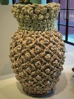 Напольная ваза из сосновых шишек