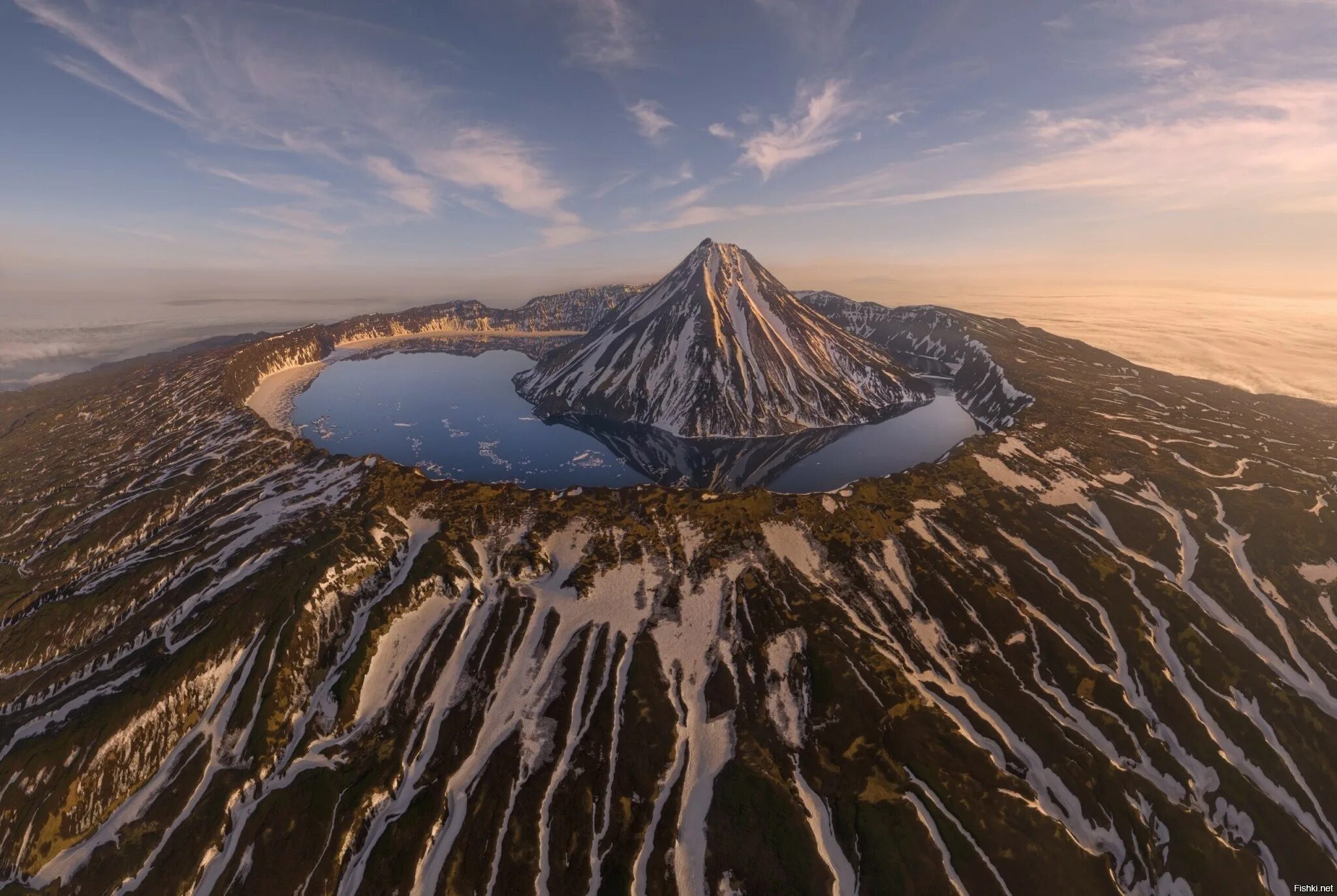 Volcano island. Вулкан Креницына, Курильские острова. Остров Онекотан вулкан Креницына. Вулкан Креницына озеро кольцевое. Вулкан Креницына Сахалинская область.