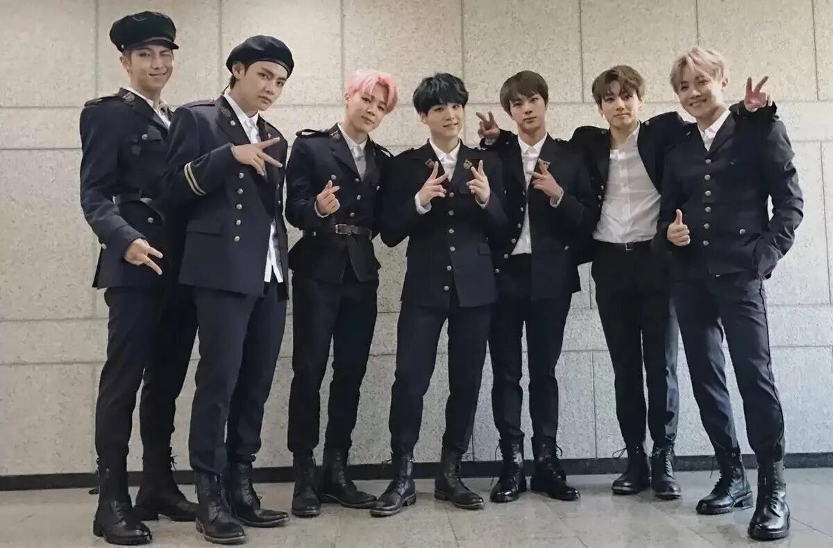 Раз бтс. Парней группы bts. корейская мужская группа bts. группа бтс полиция. бтс в черном костюме.