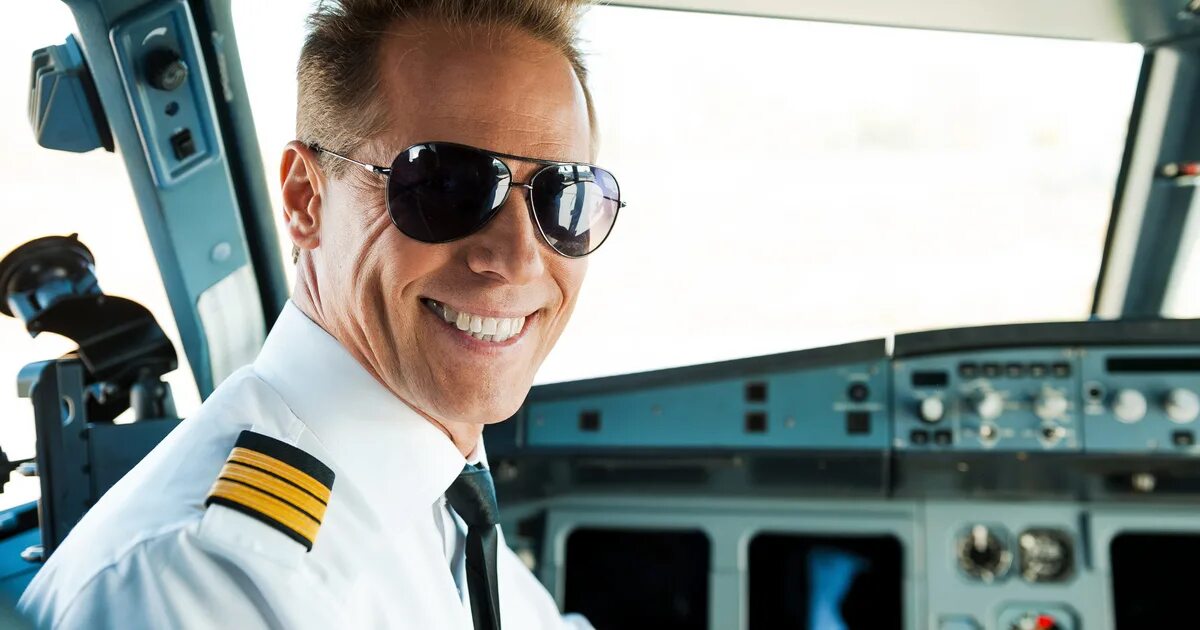 Пилот вертолета гражданской авиации. Летчик за штурвалом. Пилот авиакомпании lot. Пилот и диспетчер. Пилот самолета.