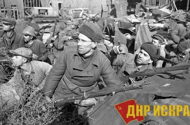 1 октября 1942 года. Народное ополчение Сталинграда 1942. Народное ополчение в Сталинградской битве. Сталинградская битва тракторный завод 1942 г. Ополченцы Сталинграда.