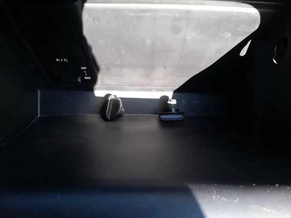 Устройства дверцы бардачка mazda@ protege. Мазда сх7 замена гидравлического амортизатора бардачка. Упор бардачка тойота рав 4 2008. Мокка поломался ограничитель бардачка. Ограничитель бардачка альмера классик.