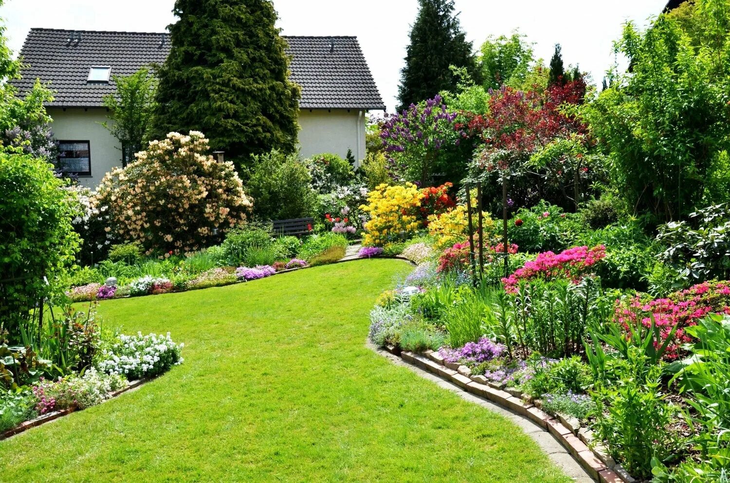 дизайный ландшафт двора. лучшие садовые участки. робот газонокосилка worx. обустройство сада. петер хесселс ландшафтный архитектор.