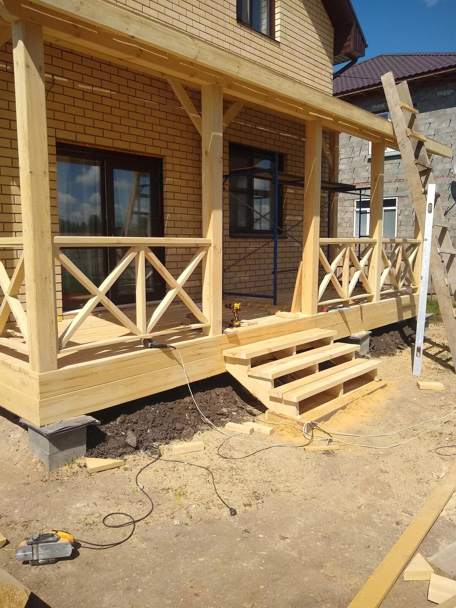 Монтаж веранды. Веранда к дому из дерева своими руками. Опора для лаг террасы. Монтаж террасы из дерева. Ограждение террасы.