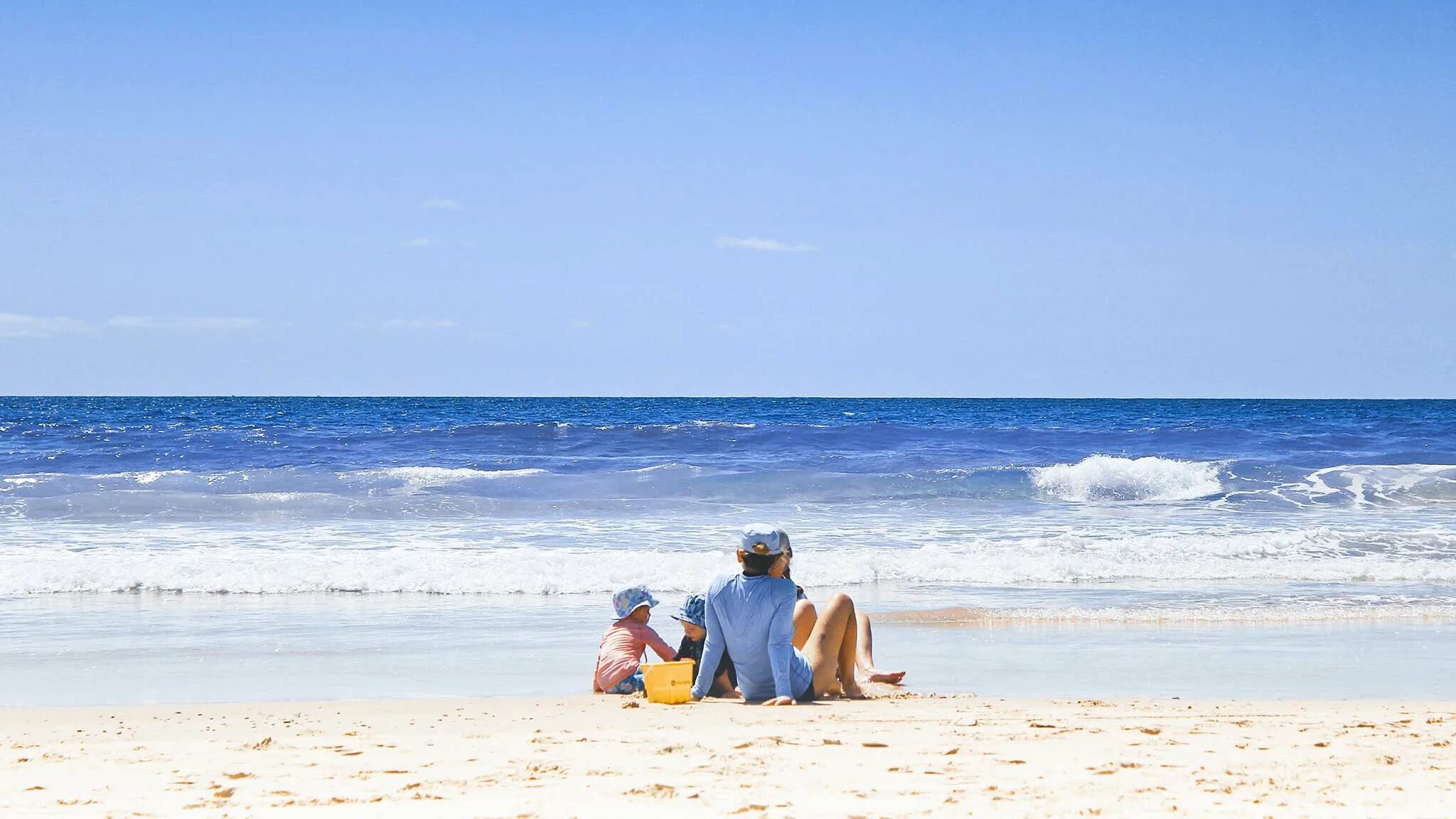 Ребенку перед поездкой на море. Семья на пляже. Відпочинок. Море пляж семья картинки. Семья в отпуске.