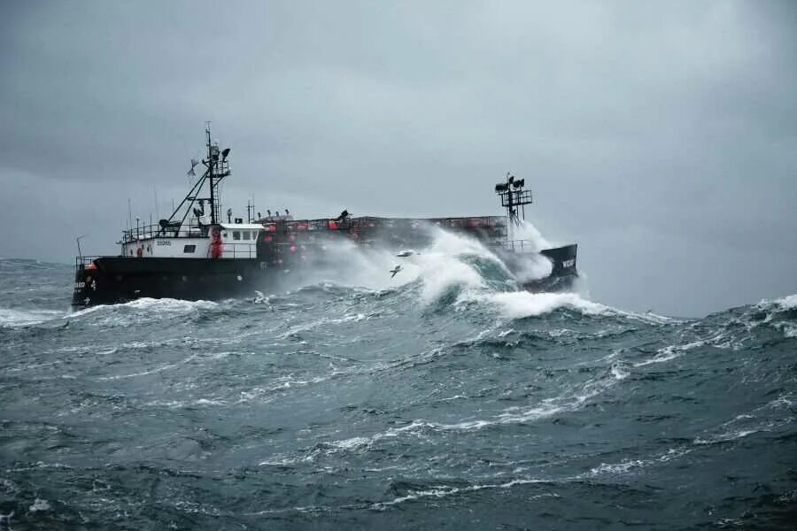 Краболов в Баренцевом море. Краболовное судно Баренцево море. Охотское море Камчатка шторм. Охотское море судно. Работа на крабе