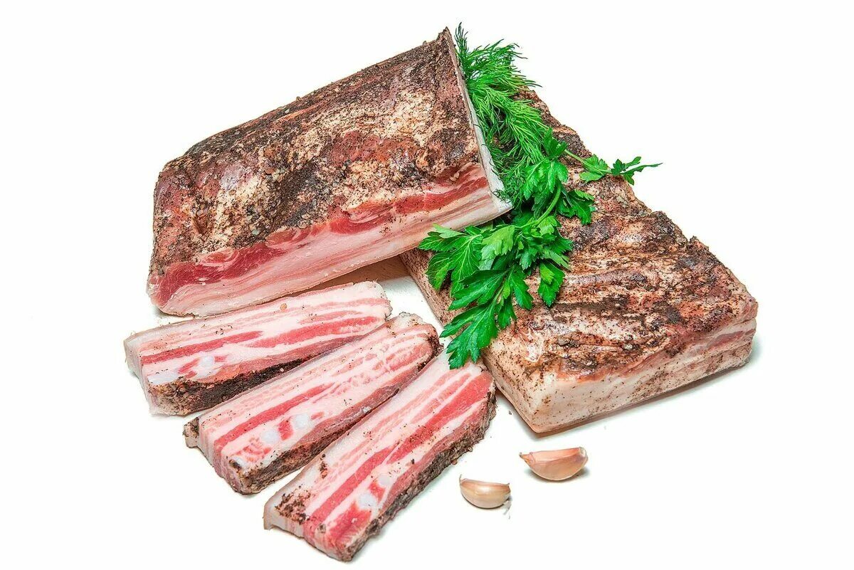 Грудинка с чесноком. Грудинка соленая. Грудинка с перцем. Соленое сало с прослойками мяса. Грудинка соленая (черный перец, чеснок).