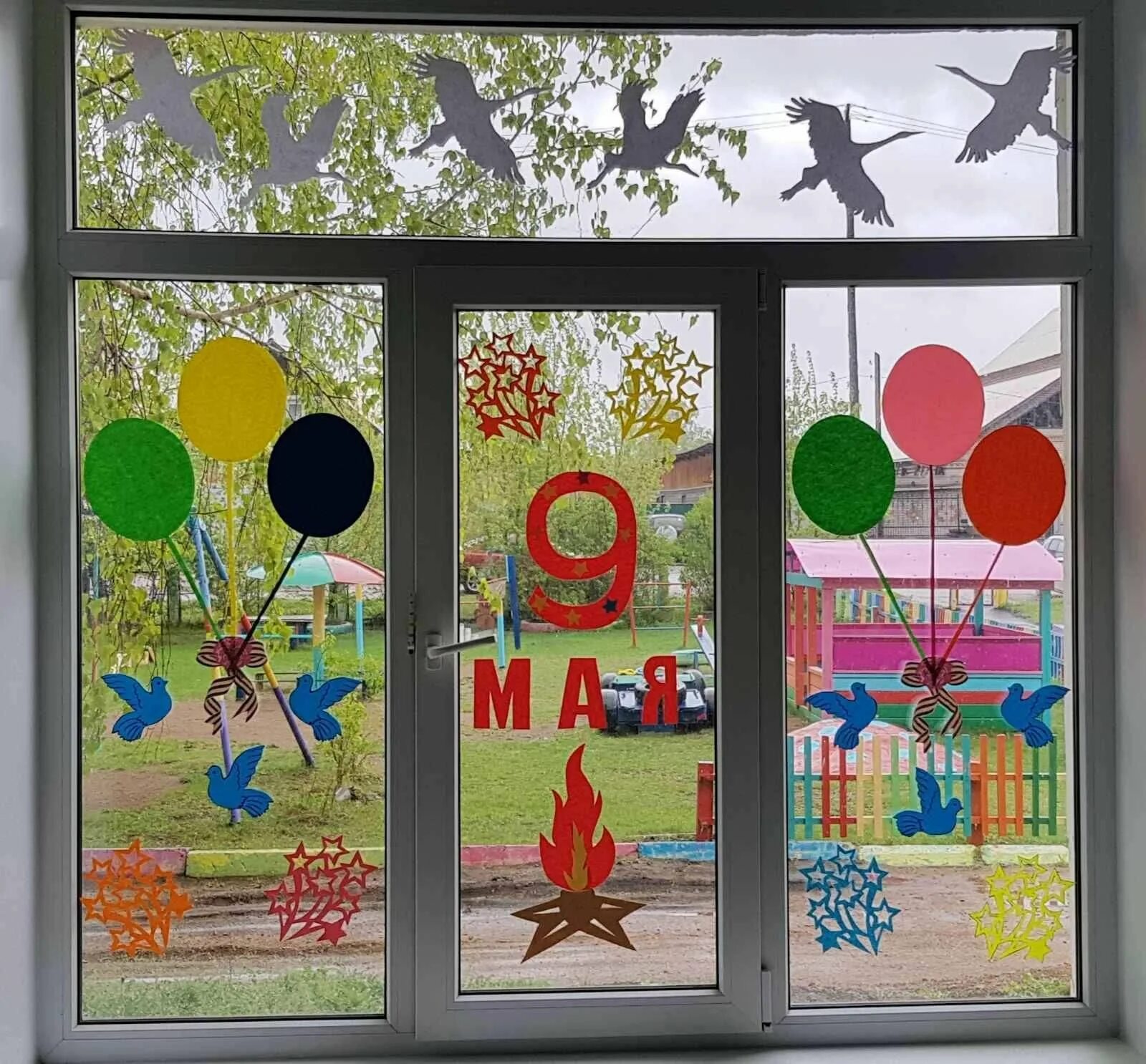 Окна к 9 мая в детском саду. Украсить окна к 9 мая в детском саду. Украшение окон к 9 мая. Украшение окон к 9 мая в саду. Окно Победы украсить в детском саду.