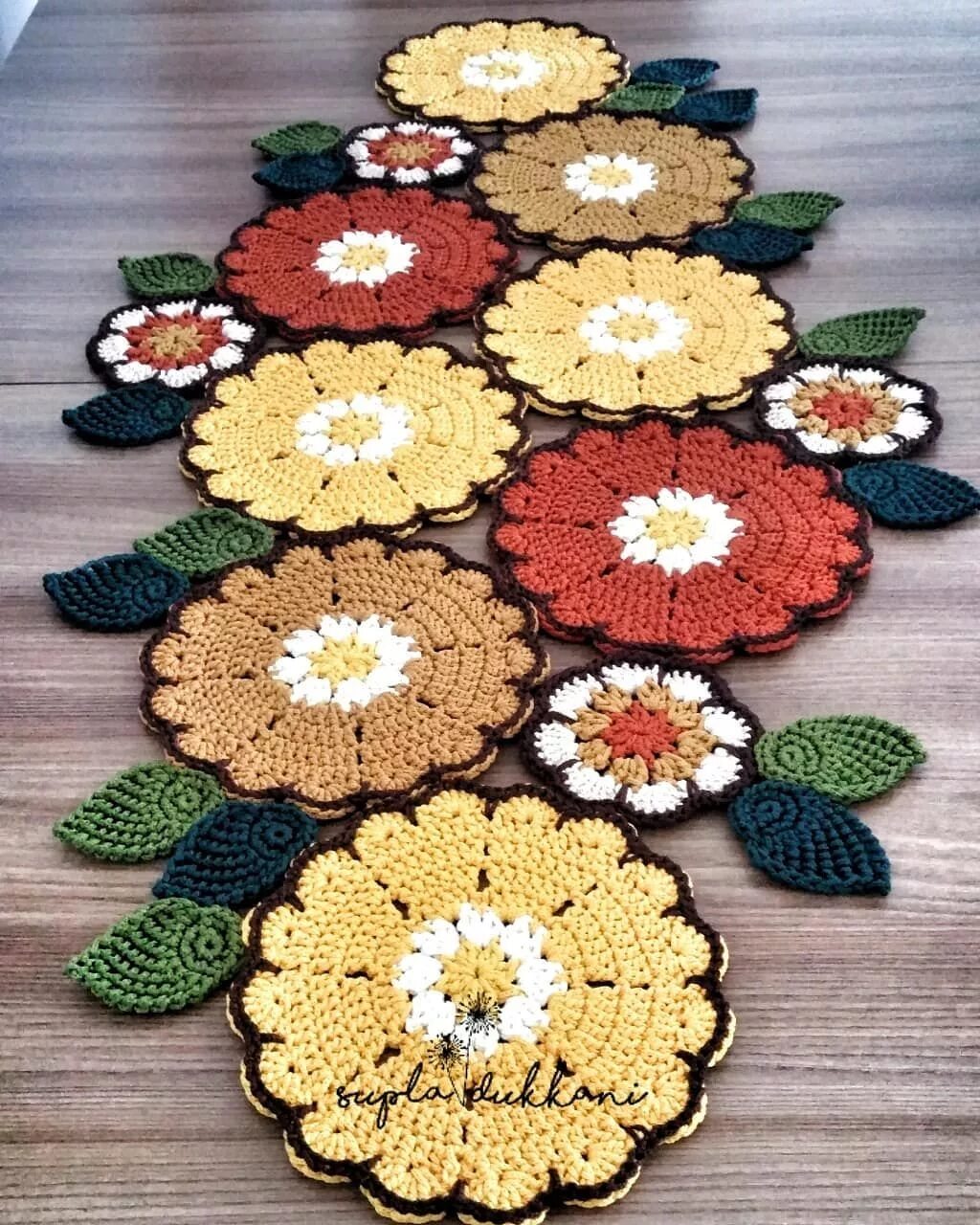 Цветочные коврики крючком. Коврик из цветов крючком. Коврик из цветов крючком. Разноцветный коврик крючком. Коврик крючком.