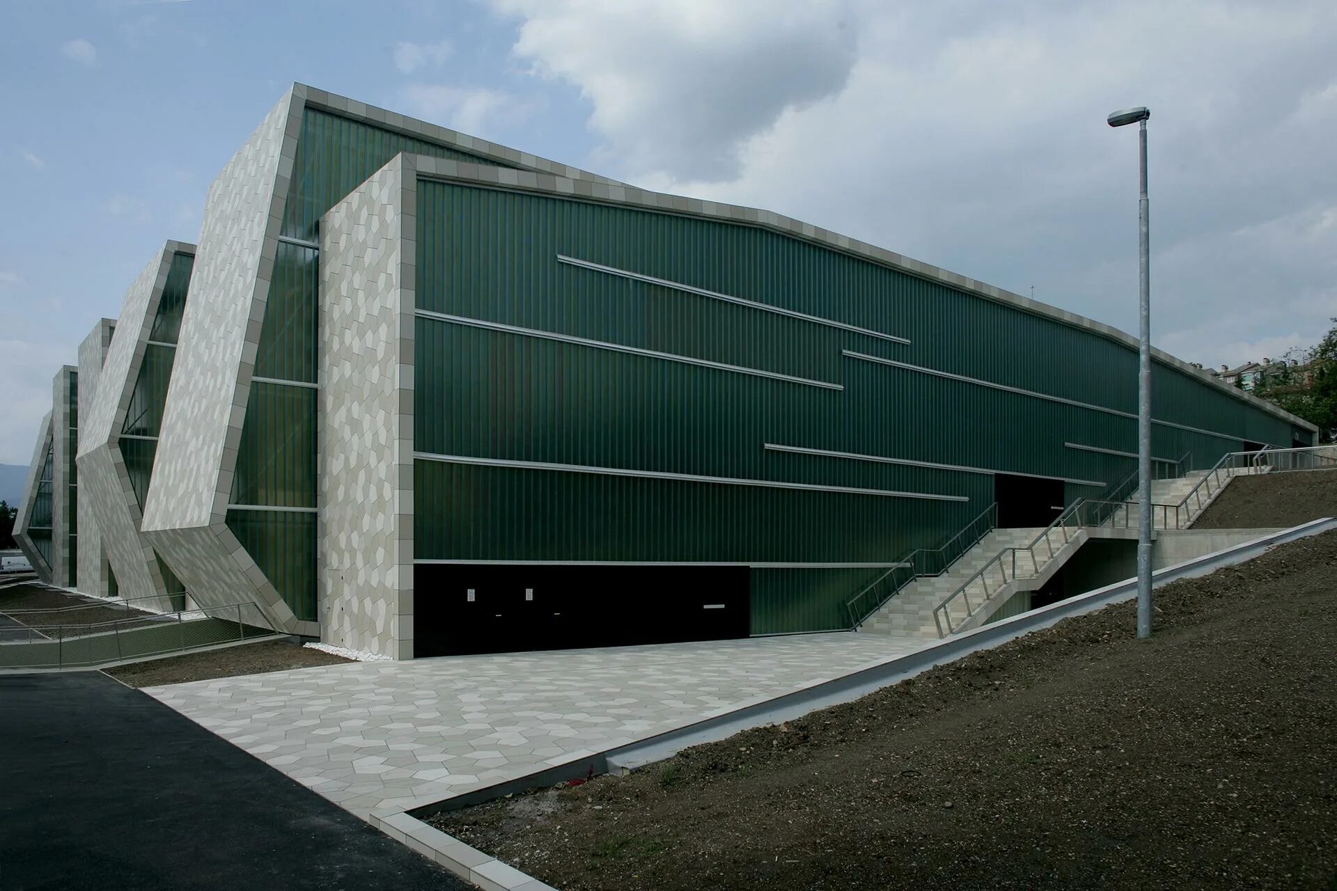 Голландия архитектура спортсооружения. Спортивный центр с бассейном в Германии архитектура. Современные спортивные здания. Современный спортивный комплекс.