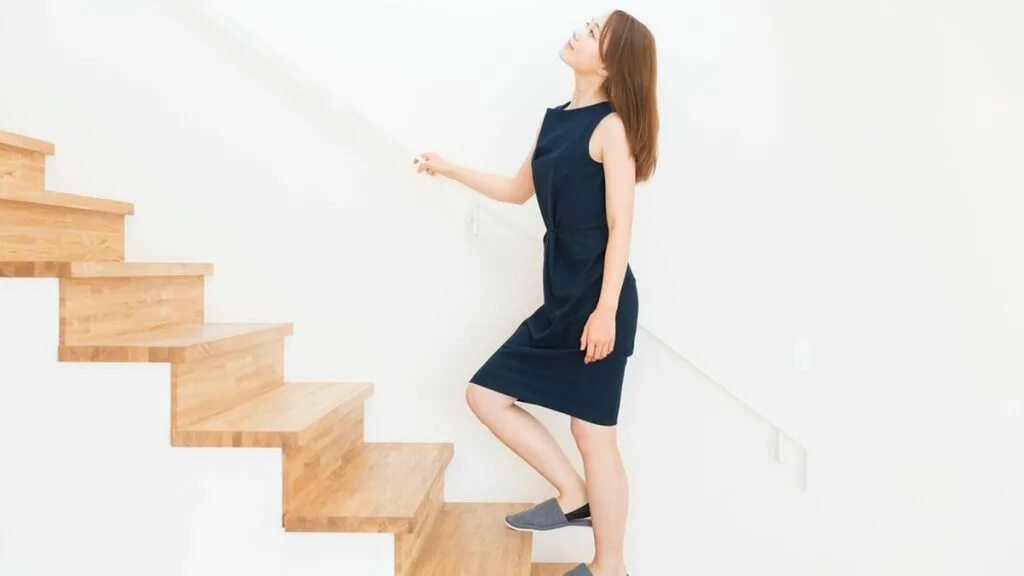 Человек на лестнице. Человек на ступеньках. Человек на лестнице. Карьерная лестница. Человек поднимается потлестнице.