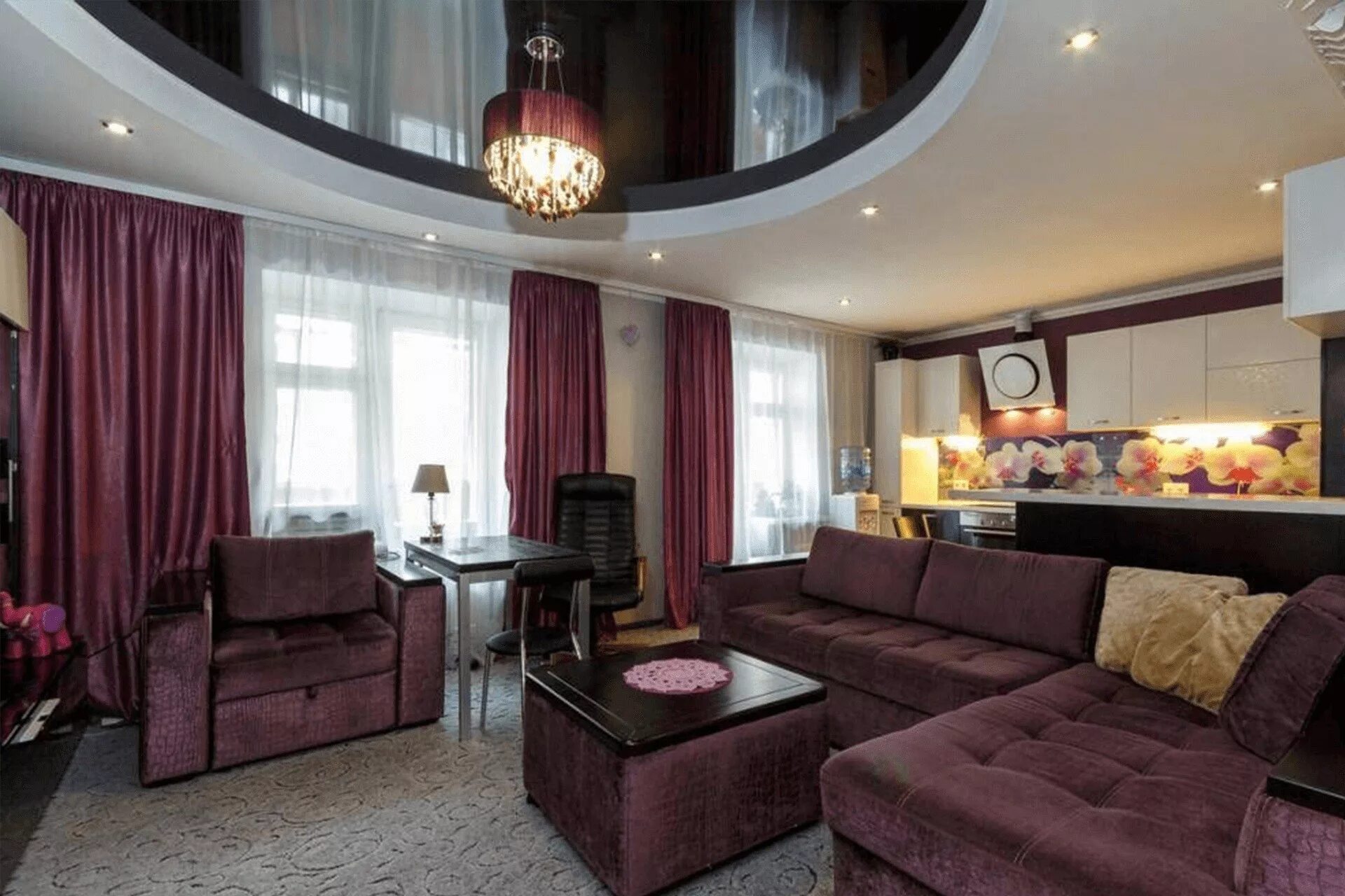 Подвесные потолки с эркером в гостиной. Подвесной потолок в гостиной. Глянцевые потолки. Натяжной потолок в гостинную. Гостиная в современном стиле.