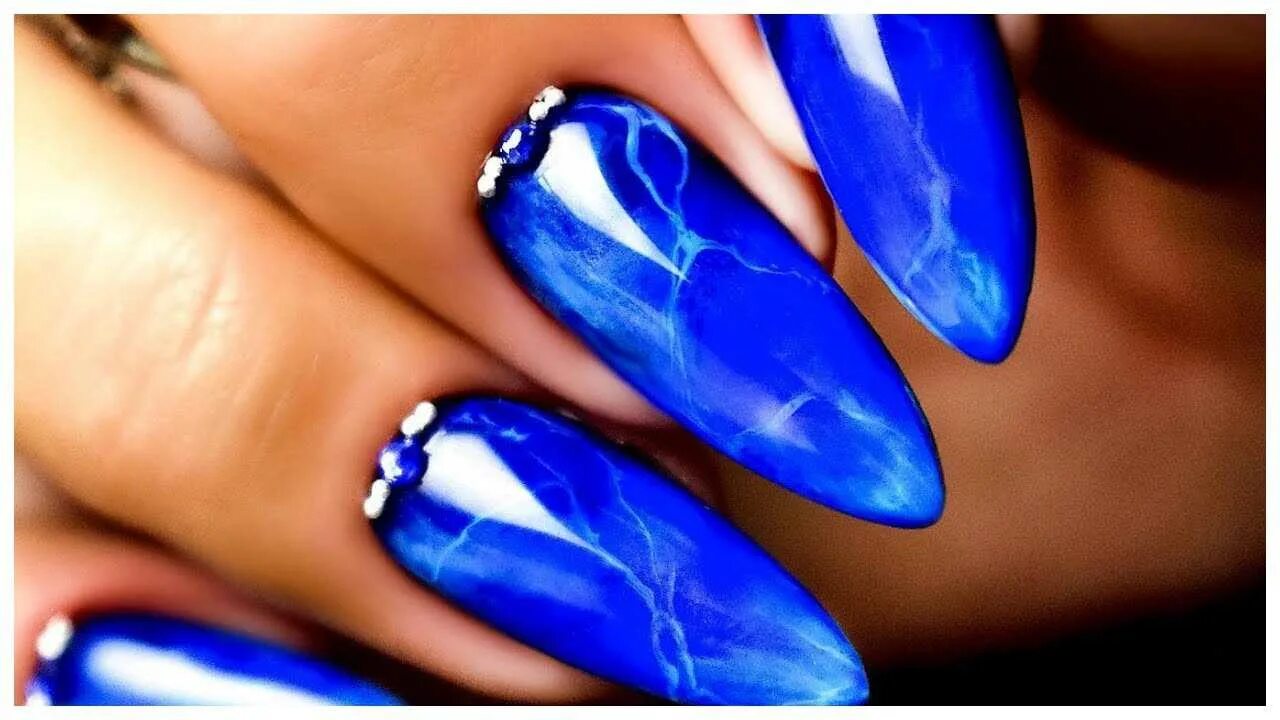 Маникюр синий абстракция. Синий маникюр на миндалевидные ногти. Сине голубой маникюр 2022. Синий маникюр 2023. Синий маникюр с бликами.