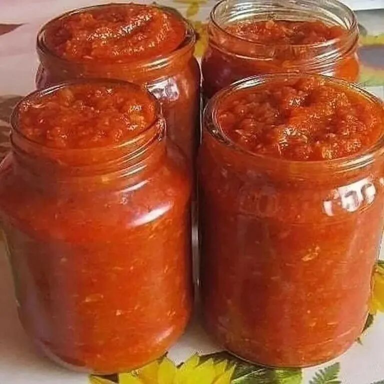 Аджика из кабачков с томатной пастой. Икра аджика из кабачков. Икра аджика из кабачков. Аджика из кабачков на зиму. Икра аджика из кабачков.