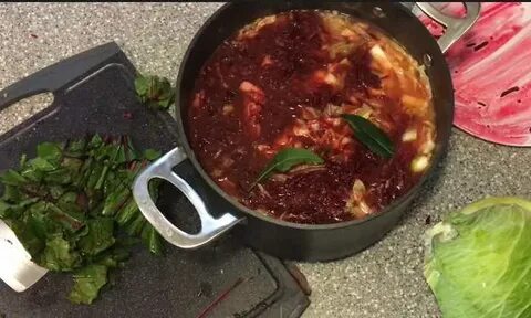 В борщ кладут лавровый лист