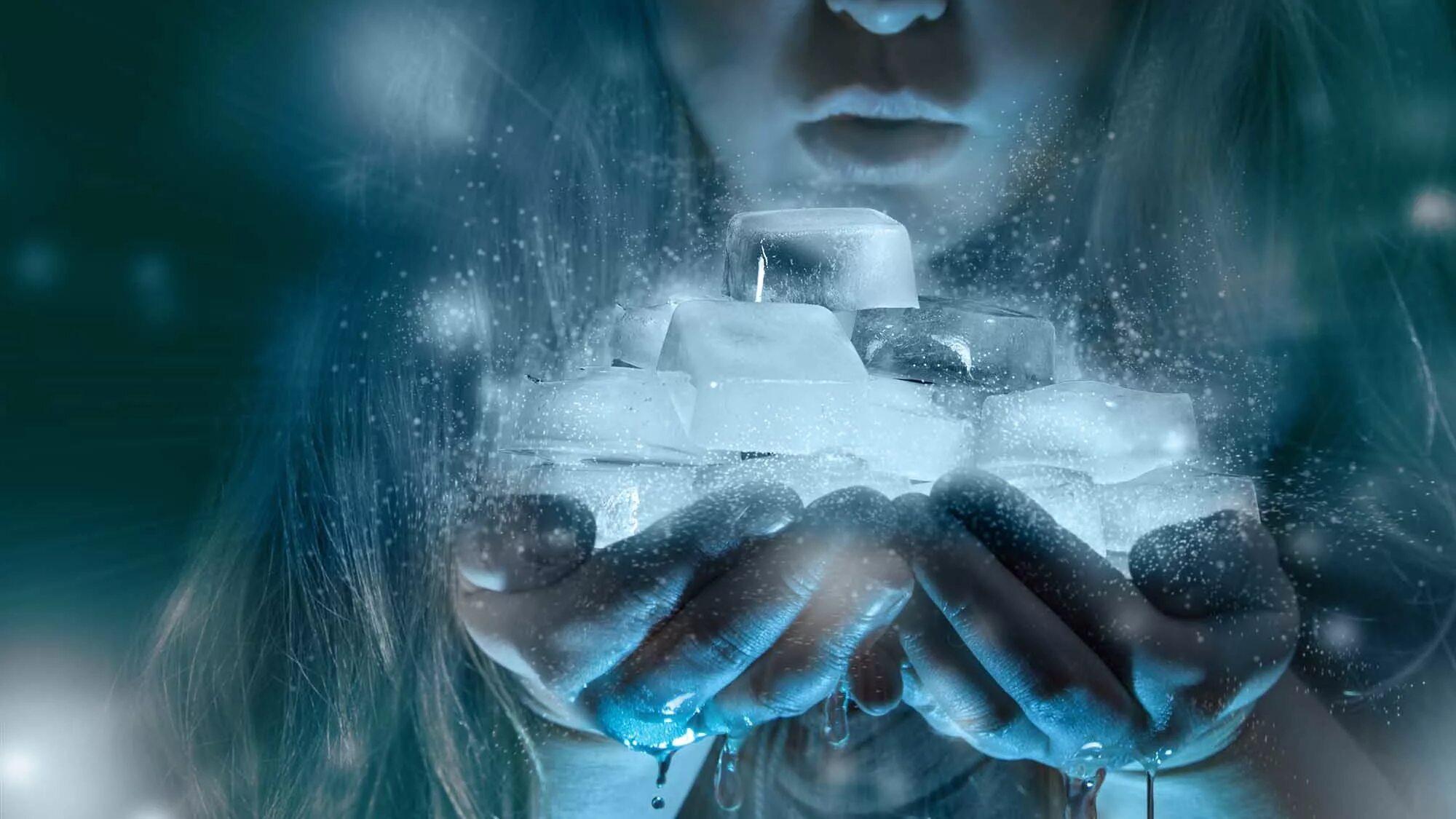 Лед растаявший он вода. Девушка во льду. Фотосессия на льду. Холодная девушка. Ледяное сердце в руках.