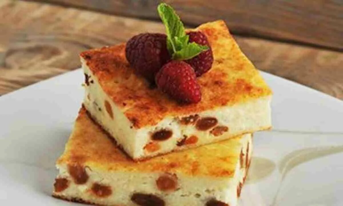 вкусная творожная запеканка. творожная запеканка с изюмом в духовке. запеканка творожная. фото творожной запеканки с изюмом. запеканка из творожная.