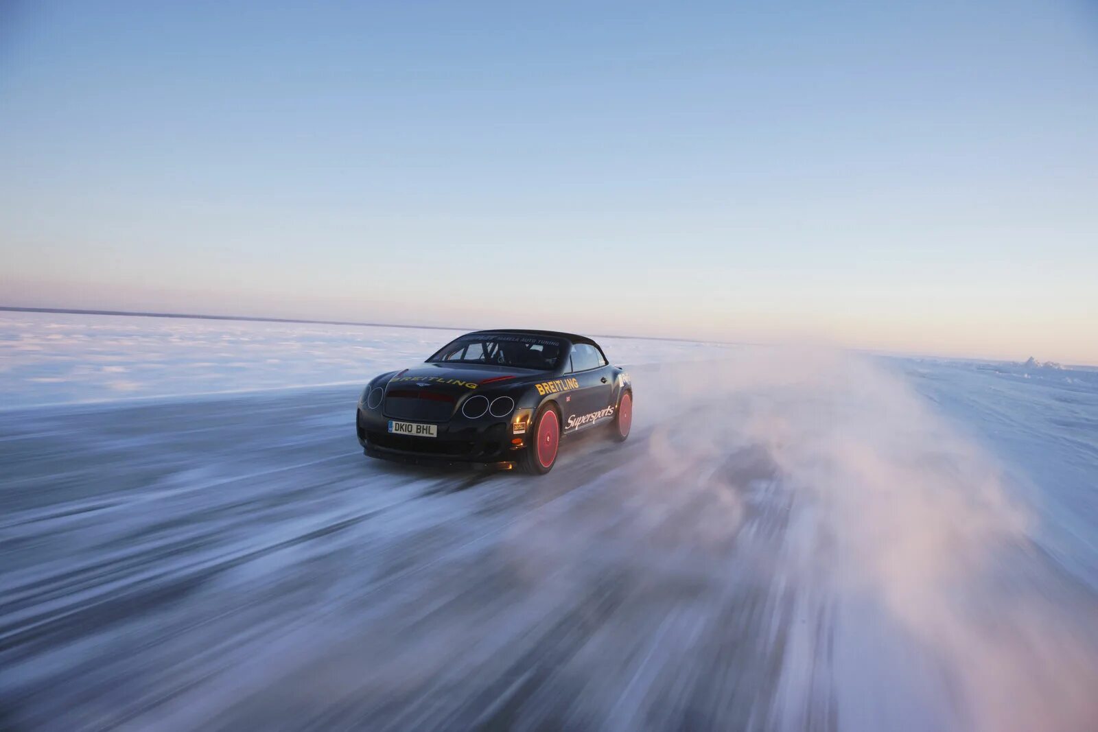 Кипит на скорости. Бентли Континенталь gt ралли. БМВ дрифт. Bentley Continental Supersports ISR. Машина на зимней дороге.