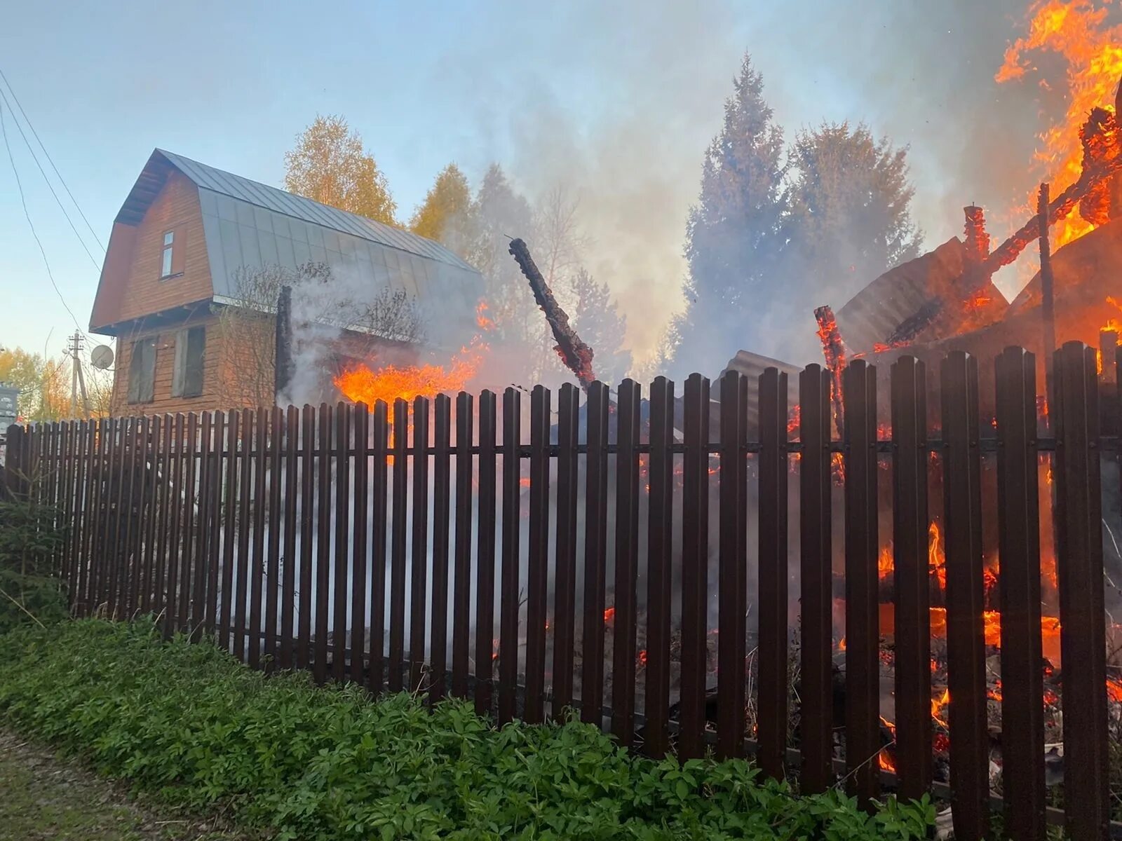 Сгорел дом в раменском. СНТ Дубна Александровский район Владимирская область. Пожар в садовом товариществе. Пожар в СНТ. Горящий дом.