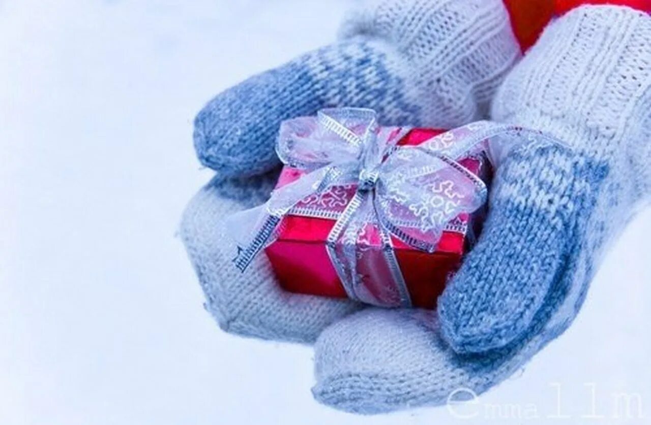 варежки с сердцем. дарим варежки. сердце в руках зимой. рука в варежке. сердечко в варежках.